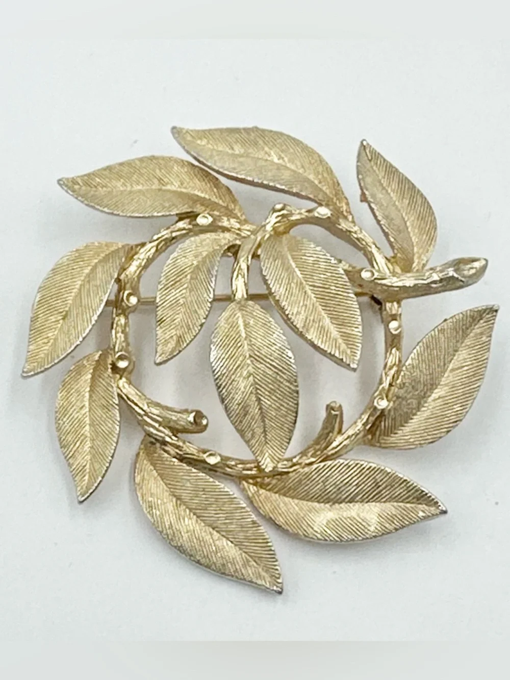 Lisner Signed Vintage Leaf Wreath Gold Tone Brooch